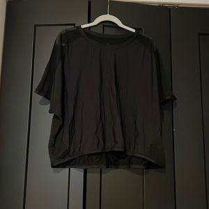 Black cropped lulu tee